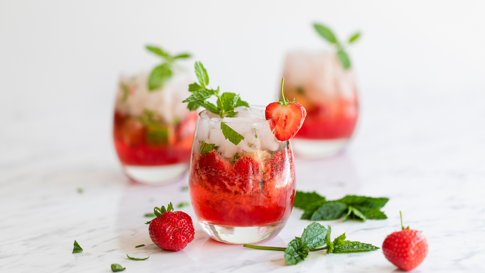 A Very Merry Strawberry Mojito 🍓
